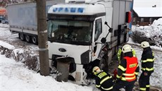 Nehoda dvou kamionů uzavřela silnici u Červeného Kostelce na Náchodsku. (13. 1... Nehoda dvou kamionů uzavřela silnici u Červeného Kostelce na Náchodsku. (13. 1...