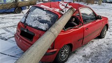 Nákladní auto s mechanickým ramenem strhlo ve Vysokém Mýtě elektrické sloupy i... Nákladní auto s mechanickým ramenem strhlo ve Vysokém Mýtě elektrické sloupy i...