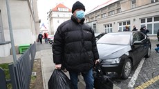 Bývalý místopředseda FAČR Roman Berbr opouští vazební věznici v Praze na... Bývalý místopředseda FAČR Roman Berbr opouští vazební věznici v Praze na...