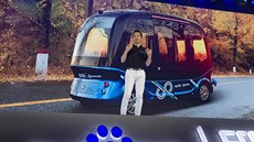 Výkonný ředitel Baidu Robin Li před samořiditelným autobusem, který firma... Výkonný ředitel Baidu Robin Li před samořiditelným autobusem, který firma...