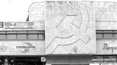 Po sametové revoluci překrývala symboly komunismu na budově, kde kdysi sídlily... Po sametové revoluci překrývala symboly komunismu na budově, kde kdysi sídlily...