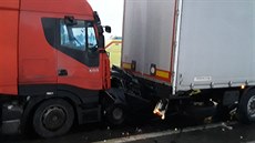 Nákladní auta mezi sebou u Zvonějova na pomezí Havlíčkobrodska a Jihlavska... Nákladní auta mezi sebou u Zvonějova na pomezí Havlíčkobrodska a Jihlavska...