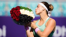 Aryna Sabalenková po turnajovém triumfu v Abú Zabí. Aryna Sabalenková po turnajovém triumfu v Abú Zabí.