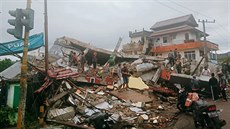 Indonéský ostrov Sulawesi zasáhlo zemětřesení. (15. ledna 2021) Indonéský ostrov Sulawesi zasáhlo zemětřesení. (15. ledna 2021)