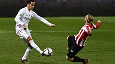 Lucas Vazquez (vlevo) z Realu Madrid bráněný Ikerem Muniainem z Bilbaa. Lucas Vazquez (vlevo) z Realu Madrid bráněný Ikerem Muniainem z Bilbaa.