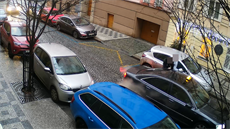 Muž mlátil u taxíku ženu do hlavy, policie hledá další svědky potyčky páru. Muž mlátil u taxíku ženu do hlavy, policie hledá další svědky potyčky páru.