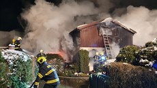 Na místě požáru chaty zasahovalo devět jednotek hasičů, a to i ze sousedních... Na místě požáru chaty zasahovalo devět jednotek hasičů, a to i ze sousedních...