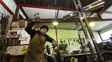 Umělecký kovář Jiří Jurda dokončuje v dílně v Přerově-Kozlovicích dvoumetrový... Umělecký kovář Jiří Jurda dokončuje v dílně v Přerově-Kozlovicích dvoumetrový...