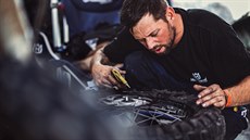 Petr Vesecký při práci na motorce Libora Podmola Petr Vesecký při práci na motorce Libora Podmola