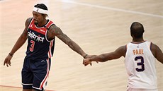 Bradley Beal (vlevo) z Washingtonu a Chris Paul z Phoenixu se zdraví před... Bradley Beal (vlevo) z Washingtonu a Chris Paul z Phoenixu se zdraví před...