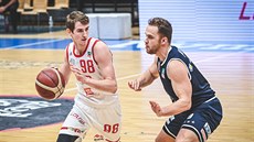 Jakub Tůma (vlevo) z Nymburka útočí na koš Děčína, brání ho Ondřej Šiška. Jakub Tůma (vlevo) z Nymburka útočí na koš Děčína, brání ho Ondřej Šiška.
