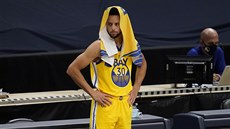 Stephen Curry sleduje neúspěšné počínání svých spoluhráčů z Golden State. Stephen Curry sleduje neúspěšné počínání svých spoluhráčů z Golden State.