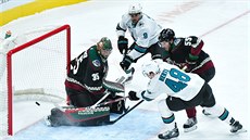 Tomas Hertl (48) ze San Jose překonává opbranu Arizony a brankáře Darcyho... Tomas Hertl (48) ze San Jose překonává opbranu Arizony a brankáře Darcyho...