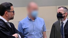 Německý lékař Mark Schmidt (uprostřed) ve společnosti svých advokátů Německý lékař Mark Schmidt (uprostřed) ve společnosti svých advokátů