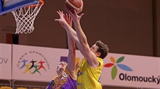 Lukáš Feštr (vpravo) z Olomoucka zakončuje na koš Ústí nad Labem přes... Lukáš Feštr (vpravo) z Olomoucka zakončuje na koš Ústí nad Labem přes...