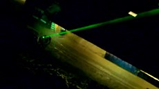 Mladý muž pomocí laserového ukazovátka oslňoval policejní vrtulník, který... Mladý muž pomocí laserového ukazovátka oslňoval policejní vrtulník, který...