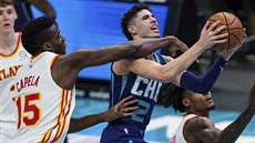 LaMelo Ball z Charlotte u míče, fauluje ho Clint Capela z Atlanty. LaMelo Ball z Charlotte u míče, fauluje ho Clint Capela z Atlanty.