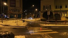 Řidič srazil ženu před kruhovým objezdem, když přecházela po přechodu pro... Řidič srazil ženu před kruhovým objezdem, když přecházela po přechodu pro...