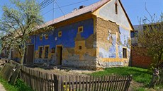 Opuštěný domek č. p. 17, který patří k nejstarším v obci, byl řadu let... Opuštěný domek č. p. 17, který patří k nejstarším v obci, byl řadu let...
