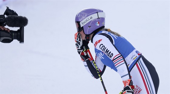 Tessa Worleyová se raduje v cíli obího slalomu v Kronplatzu.