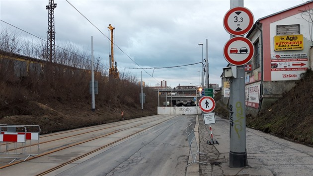<p>Stavba Nádraží Praha - Zahradní Město pokračuje. Tento týden byl zbourán most původní trati nad Průběžnou ulicí.</p>