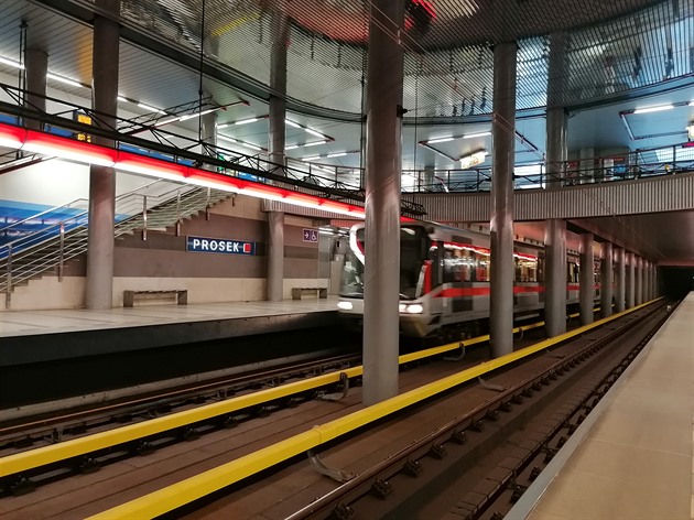 <p>Provoz metra mezi stanicemi Florenc až Ládví zastavil včera v podvečer údajný vstup neoprávněně osoby do kolejiště. Dopravní podnik raději zastavil provoz a přivolal složky IZS. Ty prošly tunely na úseku Florenc - Vltavská, kde byl pohyb cizí osoby hlá