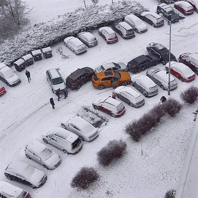 <p>Parkování na sídlišti není peříčko.</p>