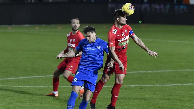 Michael Rabušic (vlevo) z Liberce a Pavel Dreksa z Brna bojují o míč. V pozadí... Michael Rabušic (vlevo) z Liberce a Pavel Dreksa z Brna bojují o míč. V pozadí...