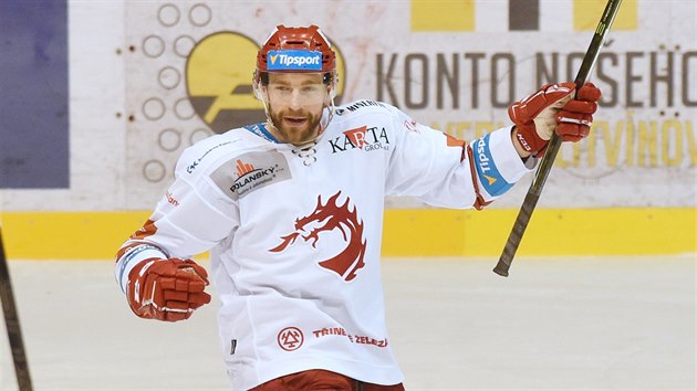 Třinecký útočník Tomáš Marcinko slaví gól do sítě Litvínova. Třinecký útočník Tomáš Marcinko slaví gól do sítě Litvínova.