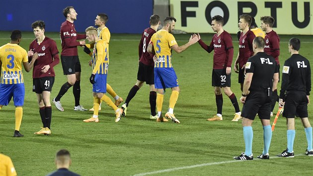 Je dobojováno, opavští fotbalisté a sparťané se zdraví po vítězství hostů 3:0. Je dobojováno, opavští fotbalisté a sparťané se zdraví po vítězství hostů 3:0.