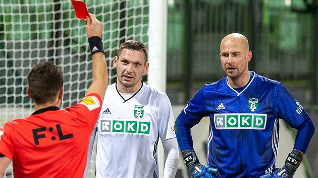 Rozhodčí Ondřej Pechanec ukazuje červenou kartu karvinskému brankáři Petru... Rozhodčí Ondřej Pechanec ukazuje červenou kartu karvinskému brankáři Petru...