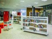 Zaměstnanci knihovny momentálně skládají veškeré svazky do polic. Zaměstnanci knihovny momentálně skládají veškeré svazky do polic.