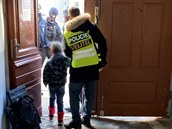 Děti vyšly z domu po 90 minutách náročného vyjednávání. Děti vyšly z domu po 90 minutách náročného vyjednávání.