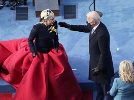 Joe Biden vítá na své inauguraci zpvaku Lady Gaga. (20. ledna 2021)