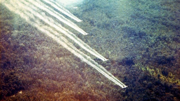 Operace Ranch Hand. Americk letectvo v letech 1961 a 1971 rozpraovalo nad Vietnamem herbicidy, aby zniilo porost a odhalilo pohyb Vietkongu. Toxick ltky mrza vietnamsk dti dodnes.