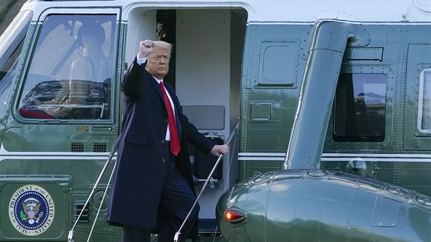 Prezident Donald Trump opouští Bílý dům, čtyři hodiny před inaugurací Joea Bidena. (20. ledna 2021)