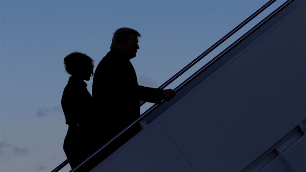 Donald Trump se svou manelkou Melani nastupuje do Air Force One naposledy coby prezident USA. (20. ledna 2021)