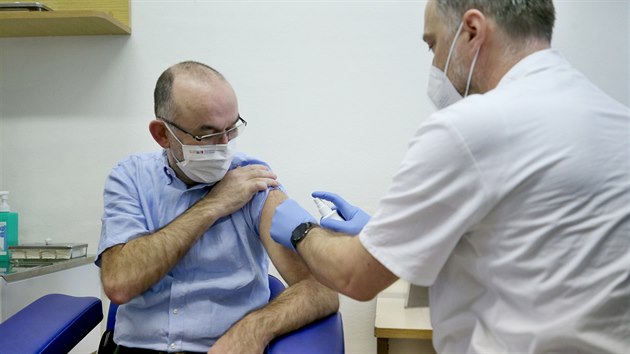 Ministr zdravotnictv Jan Blatn dostal v brnnsk fakultn nemocnici druhou dvku vakcny proti koronaviru zpsobujc nemoc covid-19 (23. ledna 2021).