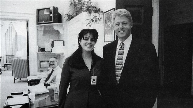 Akti patrn nejpropranj prezidentsk afry konce 20. stolet. Bill Clinton a stistka z Blho domu Monika Lewinsk. Pomr s n ho mlem stl kariru.