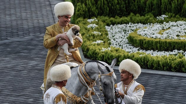 Turkmensk prezident Gurbanguli Berdymuhamedov s tvory, kter m na svt nejradji - psem a konm. (28. dubna 2018)