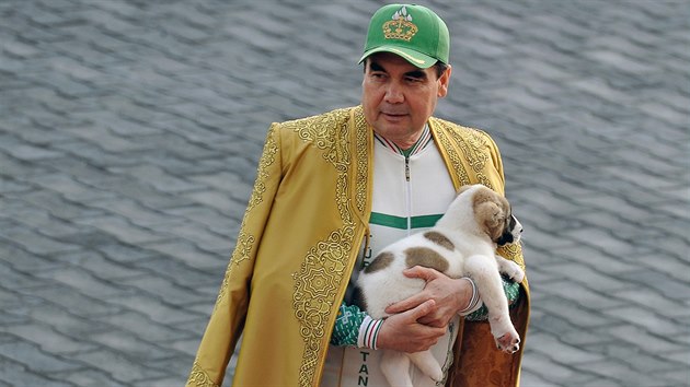 Turkmensk prezident Gurbanguli Berdymuhamedov nese tn nrodn rasy alabaje. (28. dubna 2018)