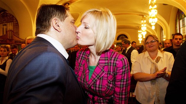 Petra Paroubková gratuluje svému mui ke zvolení pedsedou strany Národní...