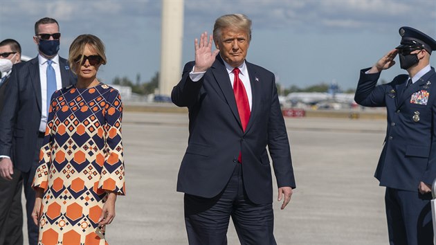 Donald Trump a Melania Trumpov pistli na mezinrodnm letit Palm Beach na Florid. (20. ledna 2021)