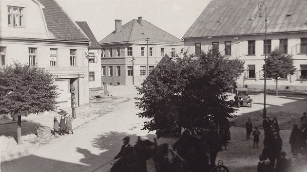 Na dobovém snímku je drogerie Čeňka Švastala (rohový dům vlevo). Drogista před vchodem míval jednu z prvních benzinových pump ve městě. Dům, jež stál na náměstí, je již několik desítek let zbourán, na jeho místě je nyní parkoviště.