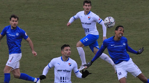 Ostravští Martin Fillo (uprostřed dole) a Jaroslav Svozil sledují, co provede s míčem v souboji s Jhon Mosquera z Liberce.