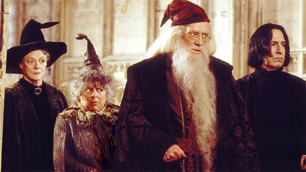 Maggie Smithov, Miriam Margolyesov, Richard Harris a Alan Rickman ve filmu Harry Potter a Tajemn komnata (2002)