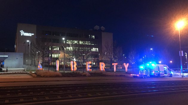 U Rádia Svobodná Evropa zasahovala policie, kdosi tam do křoví odhodil podezřelou igelitku (21.1. 2021).