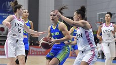 Michelle Plouffeová (vlevo) a Ingrid Tanquerayová z Lyonu brání Teju Oblakovou... Michelle Plouffeová (vlevo) a Ingrid Tanquerayová z Lyonu brání Teju Oblakovou...