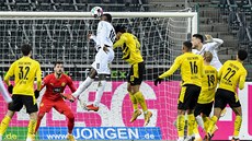 Marcus Thuram z Mönchengladbachu skóruje v utkání proti Dortmundu. Marcus Thuram z Mönchengladbachu skóruje v utkání proti Dortmundu.