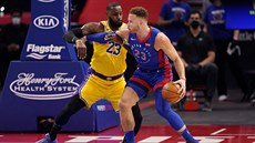 Blake Griffin z Detroitu se snaží udržet míč v souboji s LeBronem Jamesem z Los... Blake Griffin z Detroitu se snaží udržet míč v souboji s LeBronem Jamesem z Los...